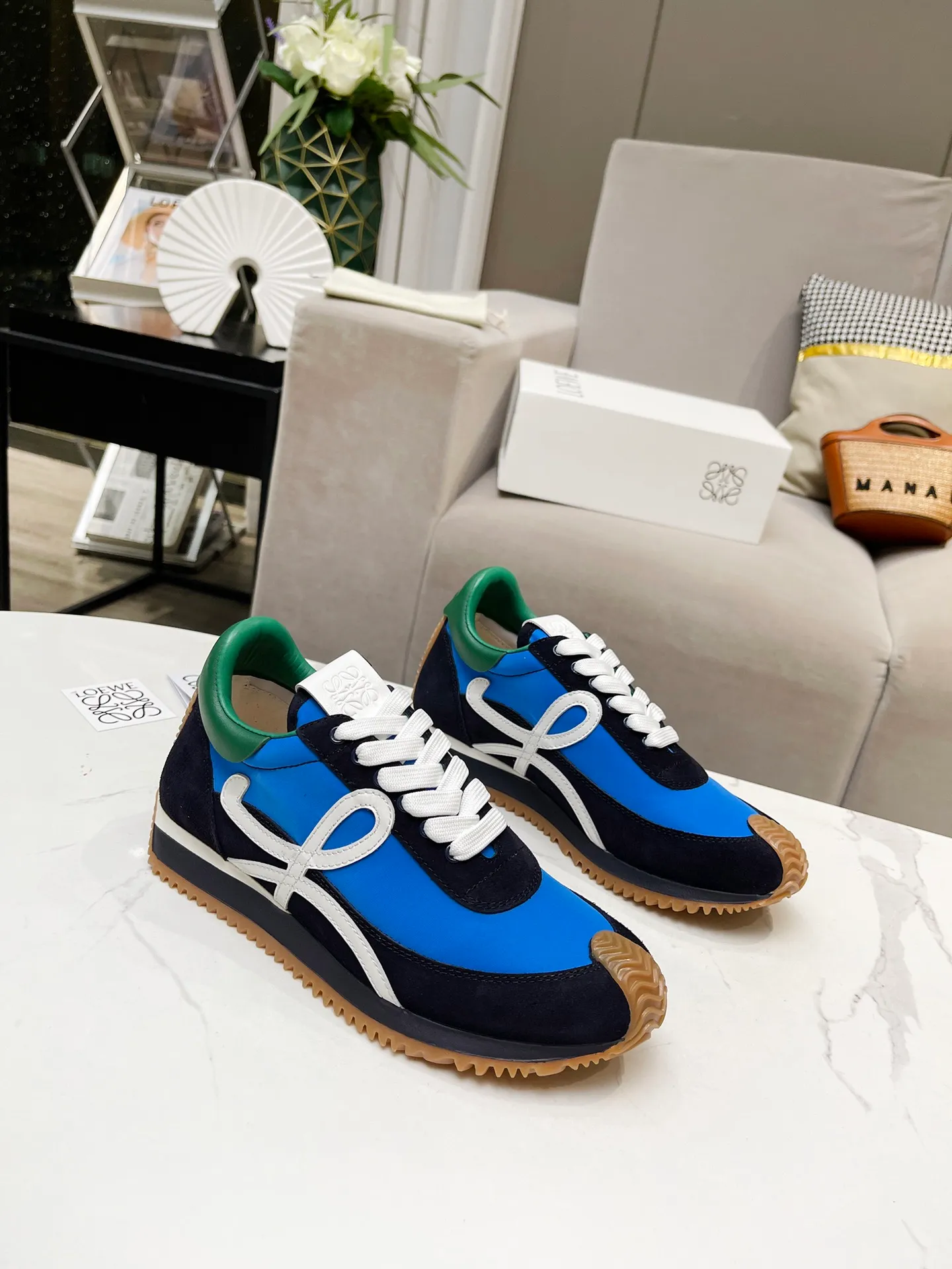 👟👟Ex-factory price 520👟👟 Men's code +10 Women's model: 35--39 (customized code 40 for women), Men's model: 40--44 (customized code 45 for men), 🔥🔥Hot LOEWE 2024 latest inner color block moral training shoes Forrest Gump shoes super good-looking super versatile color block stitching upper Very high-end hidden inner vagina 4cm! The heel has a novel design, is soft and comfortable, and has an exclusive brand logo on the side. It will be rated as the most comfortable sneaker of the year and is a must-have for your shoe cabinet!  The upper is made of special original cowhide + original cloth imported from Australia. The cowhide insole / original private model is exclusively customized with a 1:1 outsole!  Complete set in original packaging.